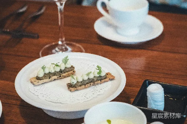 高清摄影 木质桌子上的 gourmet 开胃菜和汤。