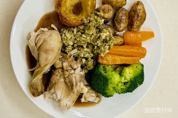 高清摄影 一块白 plates 上堆满了各种各样的食物。