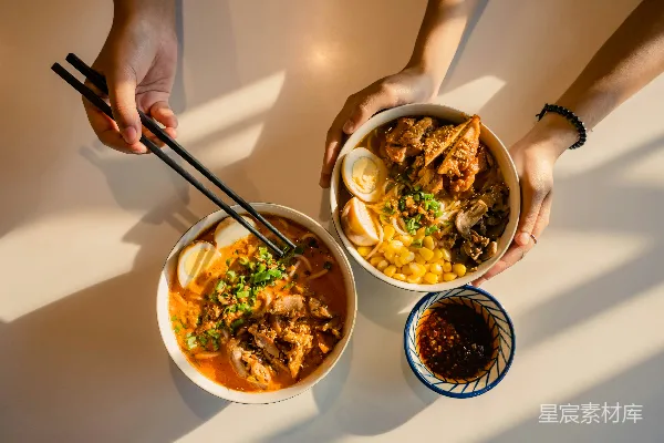 高清摄影 两碗拉面被 served。