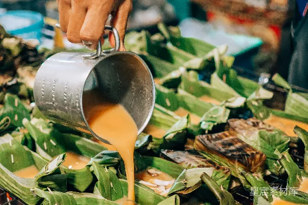 高清摄影 一个人在托盘上的食物上倒酱汁