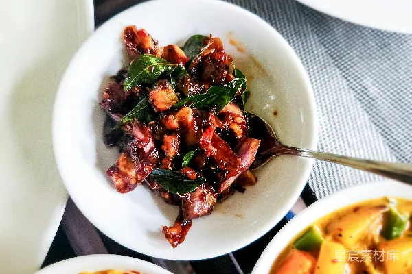 高清摄影 白碗中美味的食物，已准备好食用。