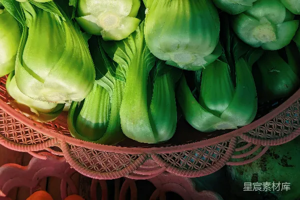 高清摄影 新鲜的白菜和胡萝卜装在篮子里