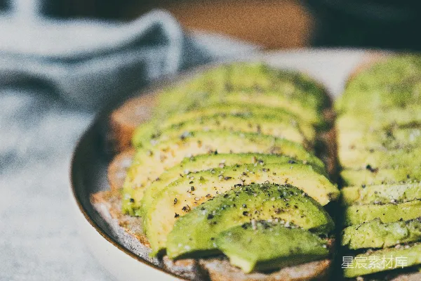 高清摄影 牛油果Toast放在盘子里。