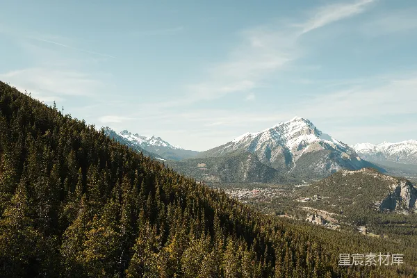 山脚下有一片山峦和树木的远景。