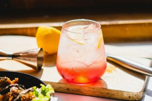 高清摄影 桌上的橙汁一杯