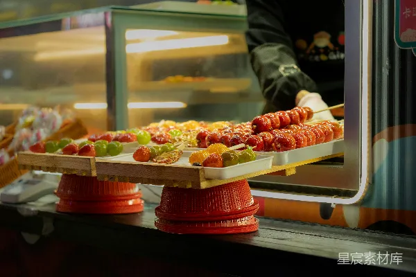 高清摄影 街边小吃摊上的串烧蜜饯水果