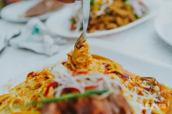 高清摄影 手持不锈钢餐 Fork 于黄色圆形盘上的人