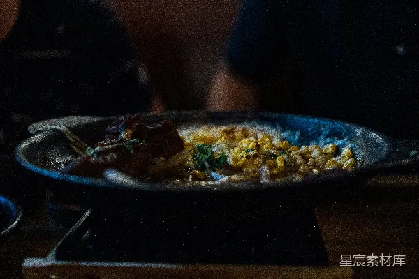 高清摄影 两名男子坐在一张桌子旁，桌子上有盘食物。