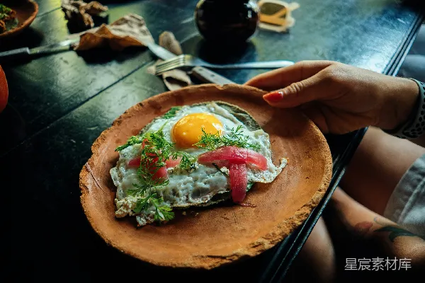 高清摄影 一个手持盘子的人，盘子里有食物。