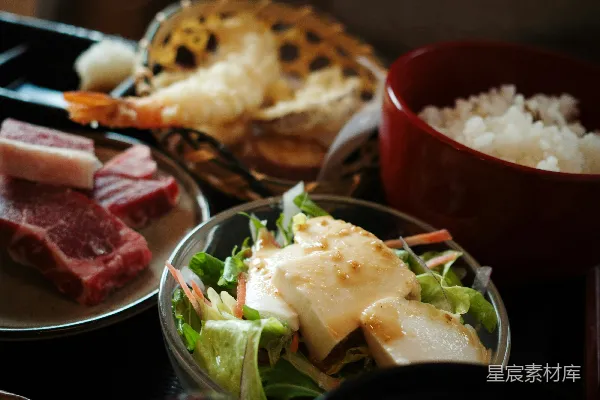 高清摄影 生肉、沙拉和米寿司天妇罗