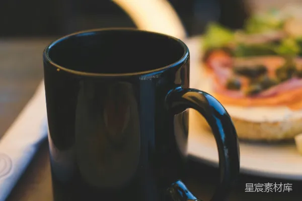 高清摄影 桌子上的一个黑咖啡杯