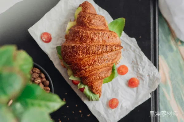 高清摄影 一张餐巾纸上的一枚心形酥皮 Croissant
