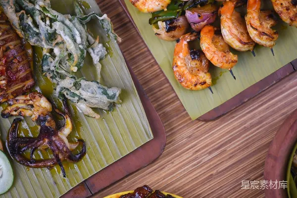 高清摄影 一张桌子上铺着装有肉类和蔬菜的盘子
