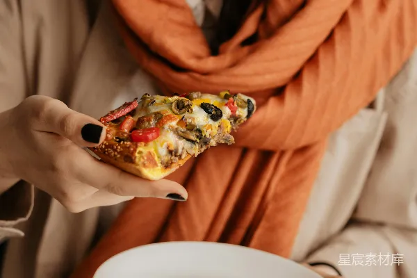 高清摄影 一个女人拿着一盘食物