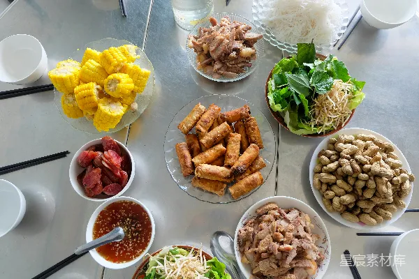 高清摄影 一张桌上摆放着各种越南菜肴和食材。