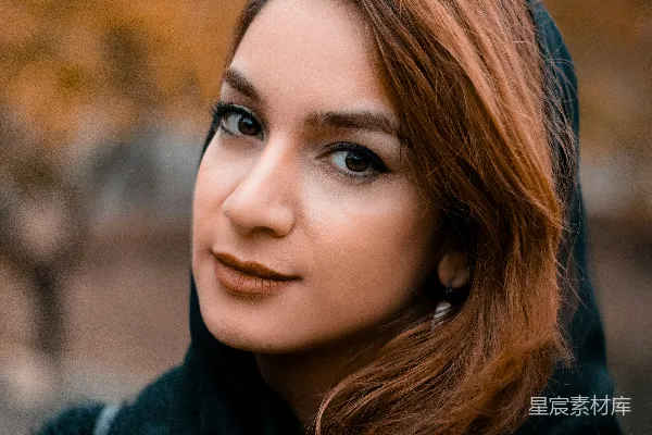 黑色风衣女子的浅景深照片