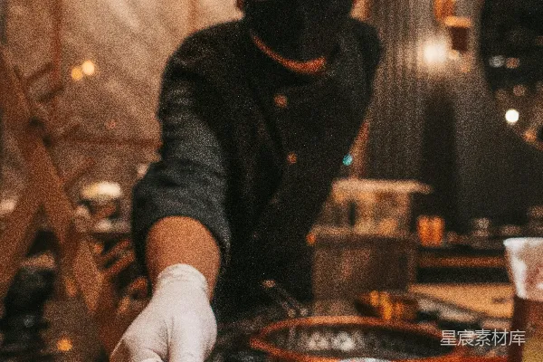高清摄影 黑色夹克的男人手持黑色圆形盘子