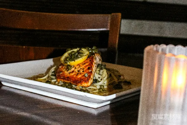 高清摄影 白盘中鲑鱼排配 pasta 和柠檬