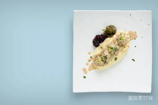 高清摄影 一片白 plate 上堆满了肉和蔬菜