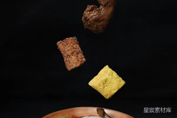 高清摄影 棕色的盘子上摆放着各种不同的食物。