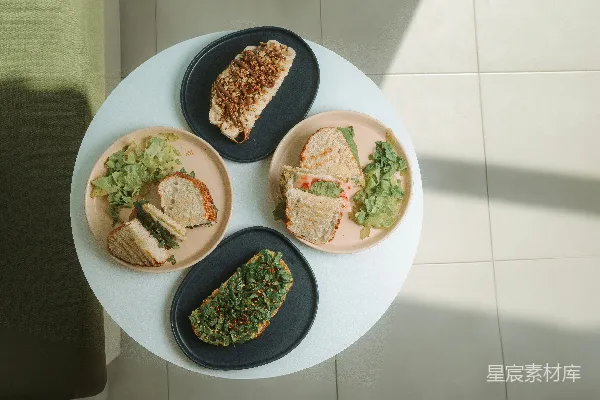 高清摄影 一张白色的桌子上放着三盘食物。