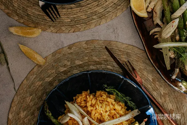 高清摄影 黑色陶瓷碗里有食物