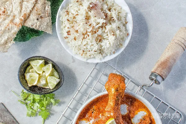 高清摄影 一张桌子上摆放着装有食物的盘子和一碗米饭