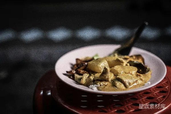 高清摄影 棕色和白色的陶瓷碗，带有棕色的食物