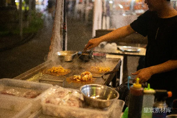 高清摄影 黑T恤的男人在平底锅里烹饪。