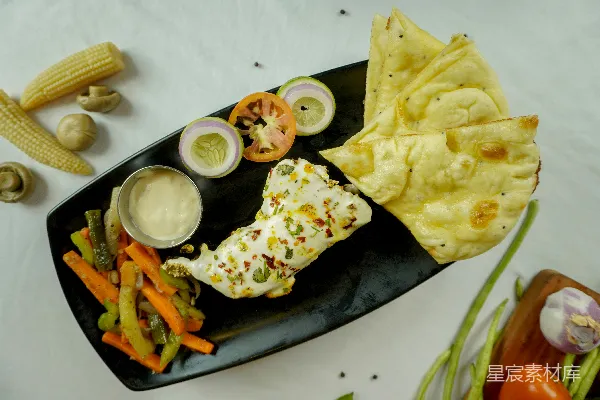 高清摄影 一片 Paneer，馕面包，蔬菜和酱料。