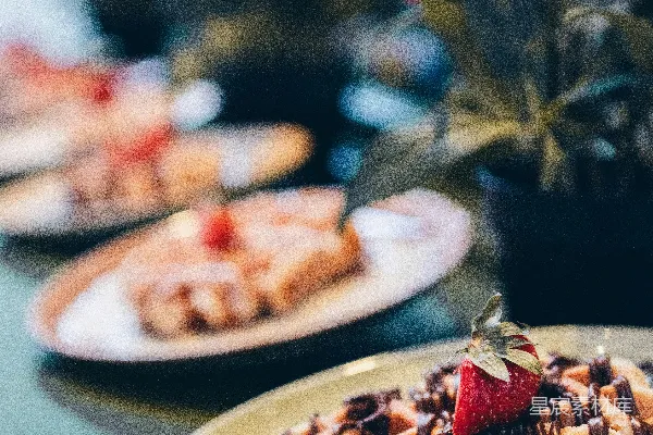 高清摄影 巧克力华夫饼和粉红色草莓放在盘子里