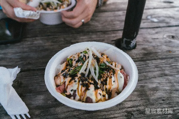 高清摄影 一个手持碗的食物的人在木制桌子上。