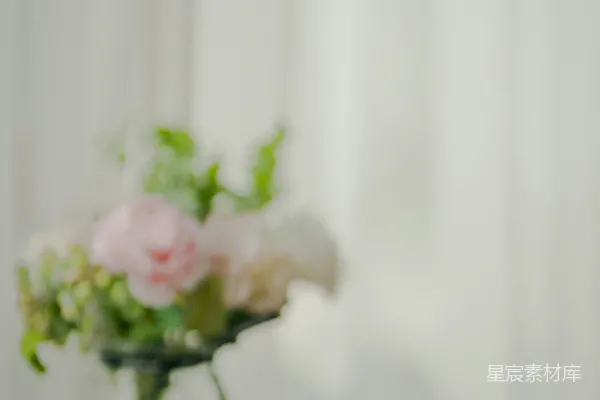 高清摄影 粉色和白色的玫瑰花放在透明玻璃花瓶中，放在棕色木制桌子上。
