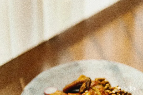 高清摄影 棕色的饼干放在白色的陶瓷盘中
