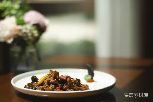 高清摄影 在白色陶瓷盘上煮食