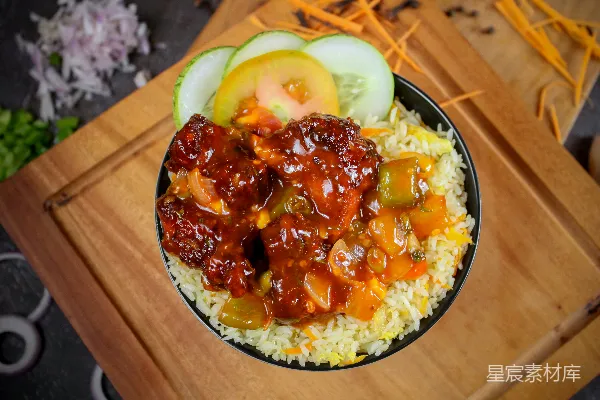 高清摄影 一碗米饭上面放着 glazed chicken 和蔬菜。