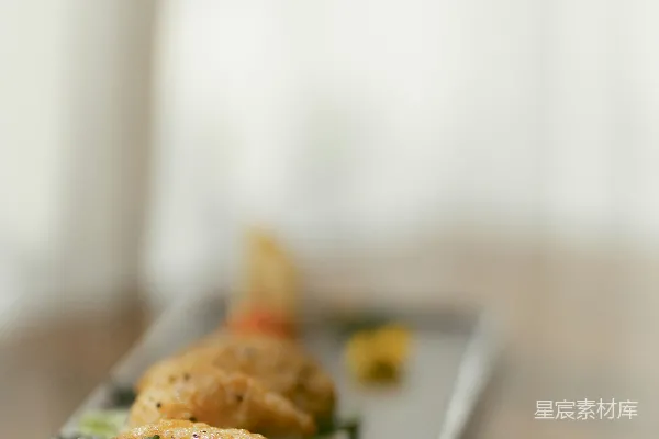 高清摄影 黑盘中的油炸食物