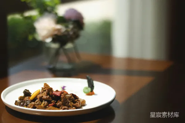 高清摄影 白瓷 plate 上烹饪的食物