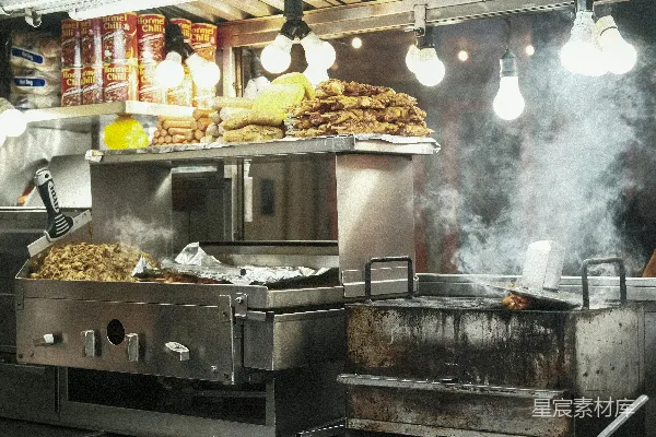 厨房里的餐厅里有很多食物放在砧板上。
