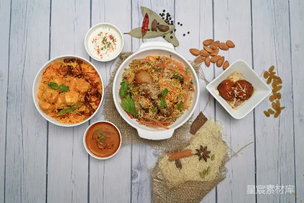 高清摄影 一张桌子上摆放着装有食物和酱料的碗。
