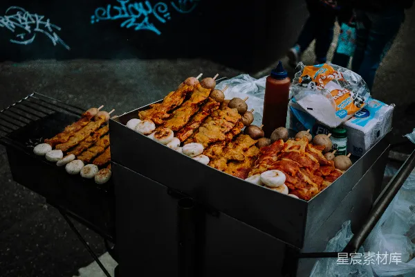 高清摄影 一箱食物放在烤架上