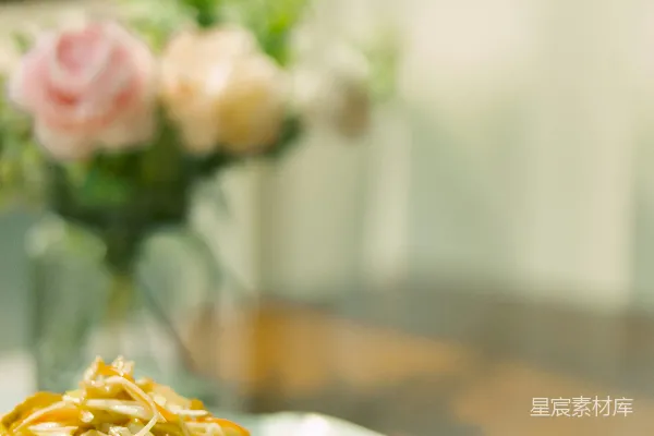 高清摄影 白瓷盘中的 pasta 碗