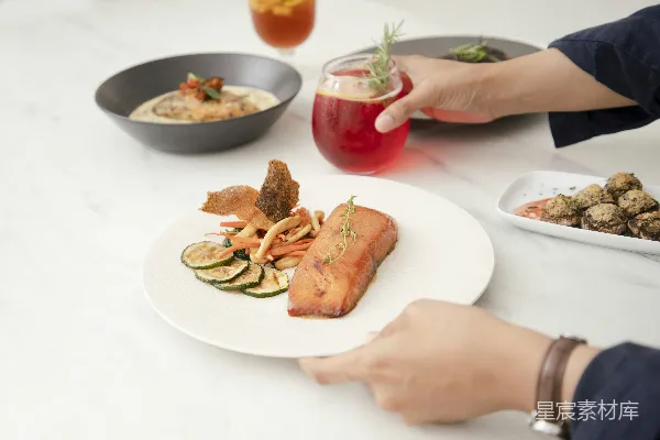 高清摄影 一盘食物和一杯葡萄酒