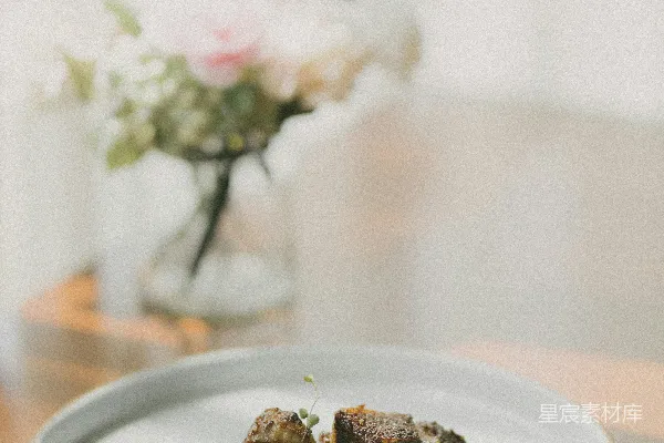 高清摄影 在白色陶瓷盘上烹饪食物