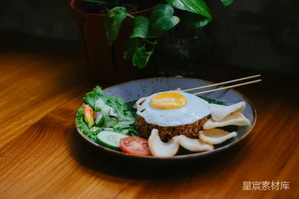 高清摄影 一碗上面有一个鸡蛋的盘子里的食物