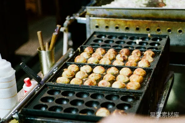 高清摄影 正在准备供食用的自助餐食品线