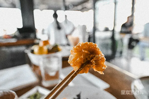 高清摄影 餐馆中用手持炸虾串。