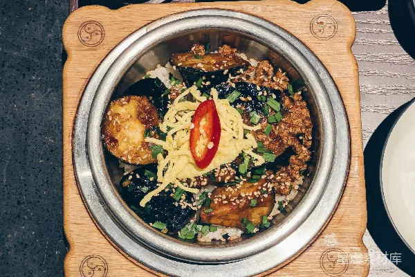 高清摄影 一张桌上摆放着盘子和碗中的食物