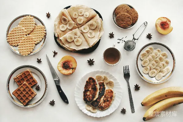 高清摄影 一份美味的早餐拼盘，包括 Pancakes、Waffles 和水果。