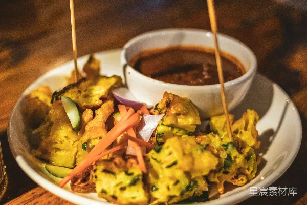 高清摄影 鸡 satay 筛子配花生蘸酱